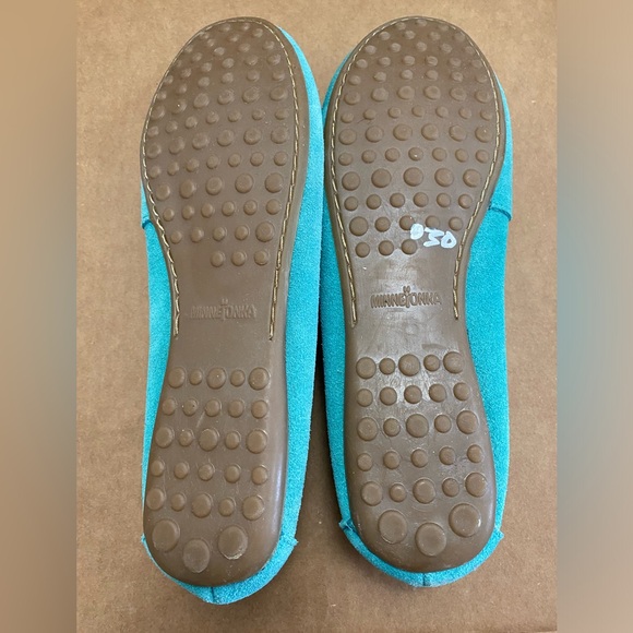 Minnetonka moccasins. NWOT. US 9.5 - Picture 4 of 4